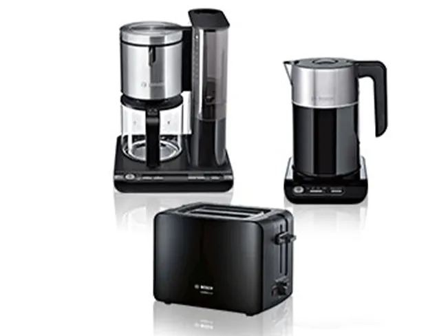 Kahve üreticisi, elektrikli su ve toaster - siyah ve gümüş modern mutfak aletleri.