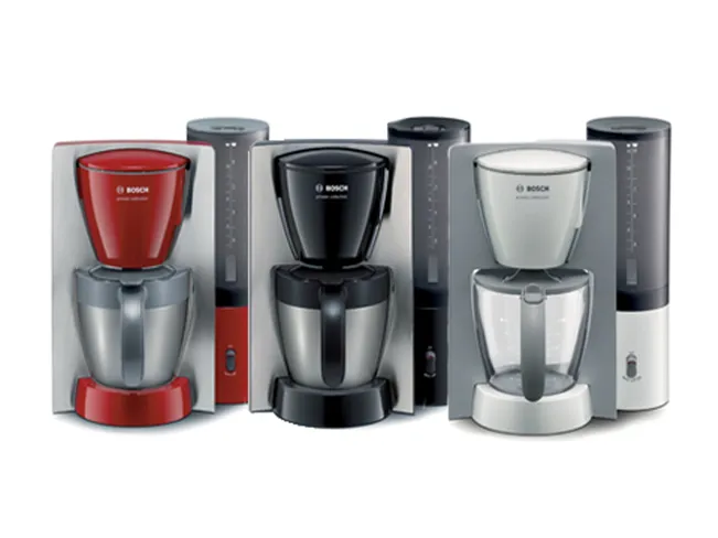 Çeşitli renkler ve tasarımlarda kahve üreticileri - kırmızı, siyah ve gümüş modeller.