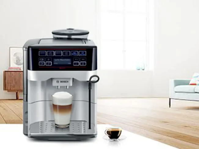 Modern oturma odasında kanepe ve dekor ile kahve makinesi.