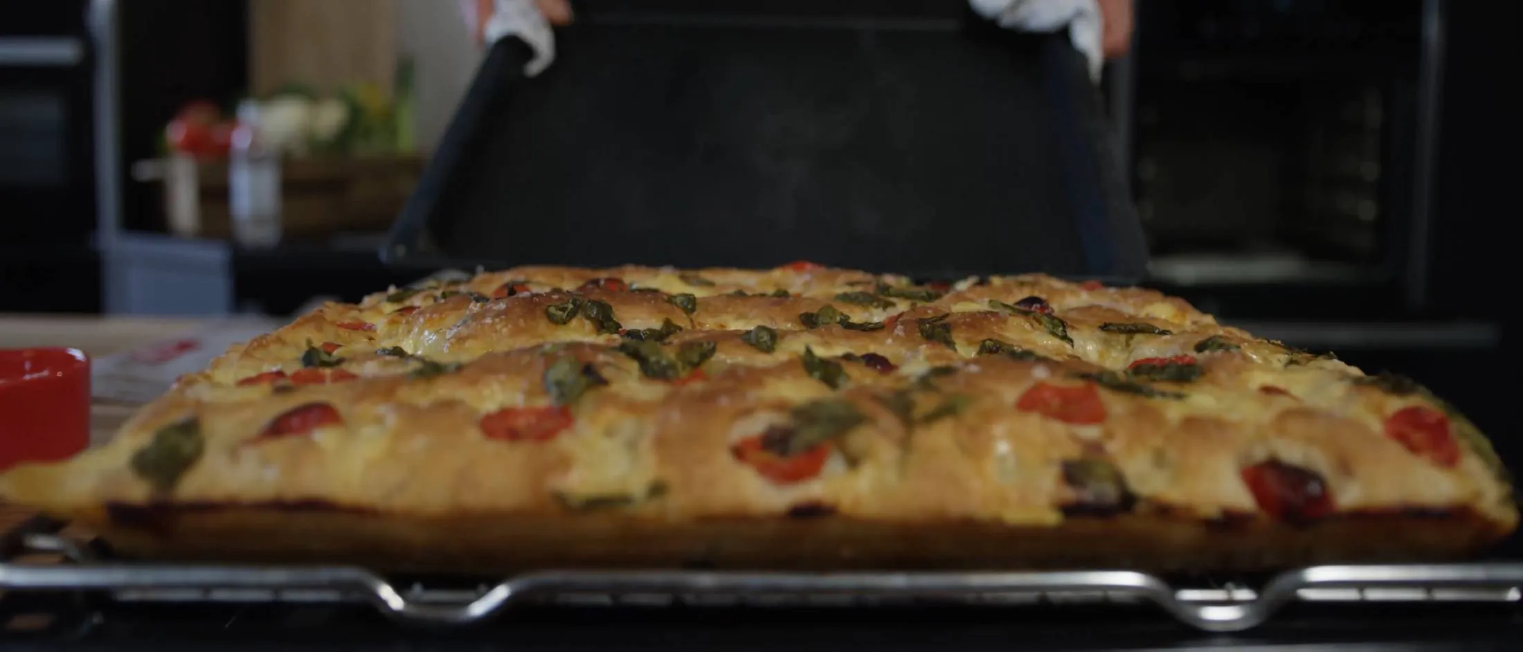 Nystekt focacciabrød med en sprø skorpe 