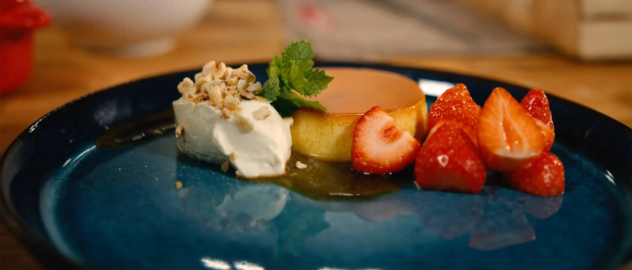 Ferdig karamellpudding i en glassform, klar til servering 