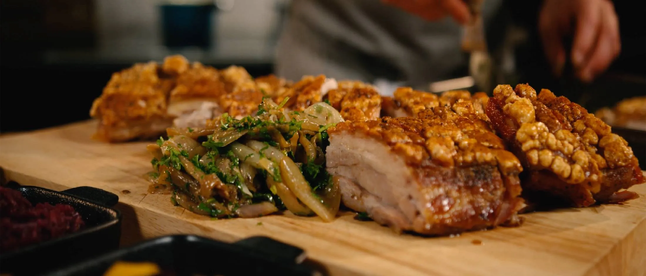 Tradisjonell norsk juleribbe, vakkert stekt og anrettet