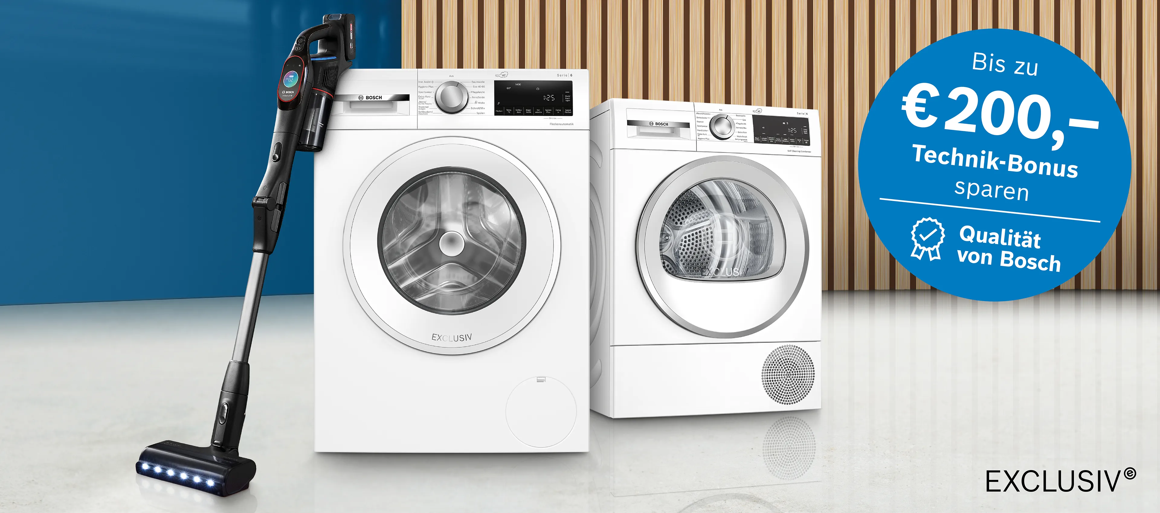 Waschmaschine, Trockner und Akkustaubsauger vor blauem und Holzpaneel; Angebotsbadge 'Bis zu €200'.