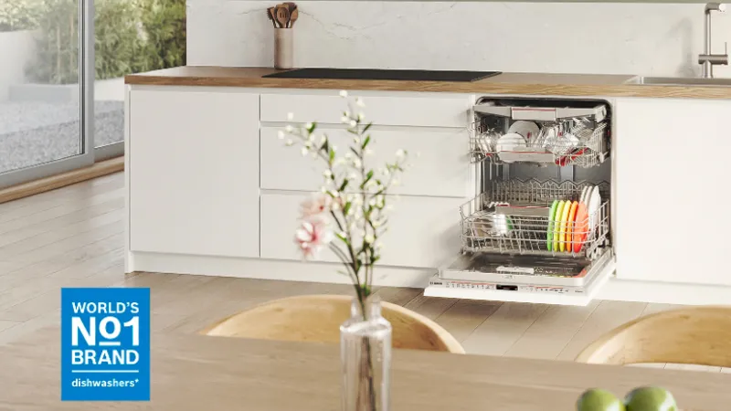 Tri ugradne mašine za pranje sudova: jedna otvorena sa posuđem unutra, jedna sa elegantnim belim panelom i jedna od nerđajućeg čelika, sve u modernoj kuhinji.