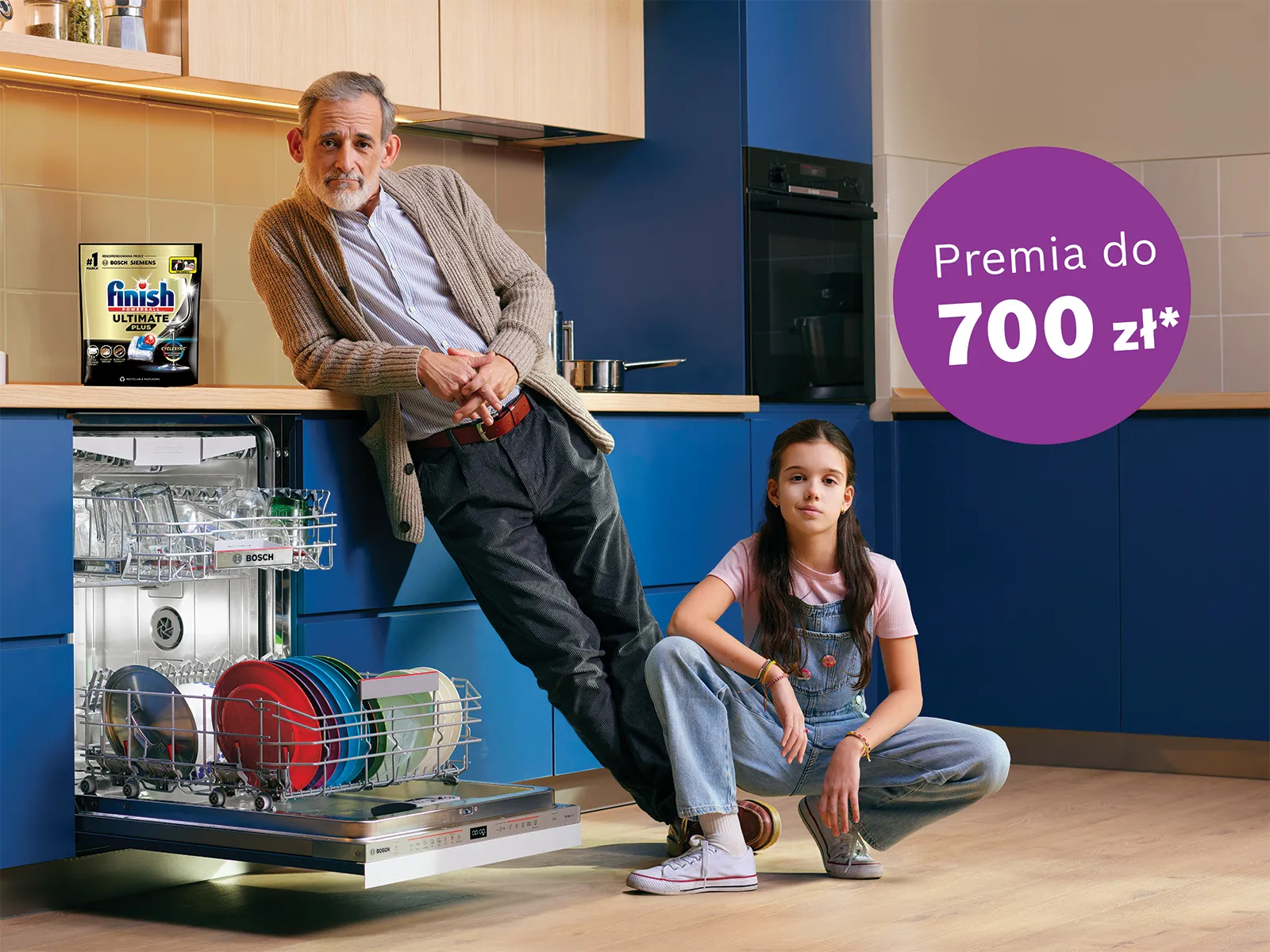 Mezczyzna i dziewczynka w kuchni,obok otwarta zmywarka