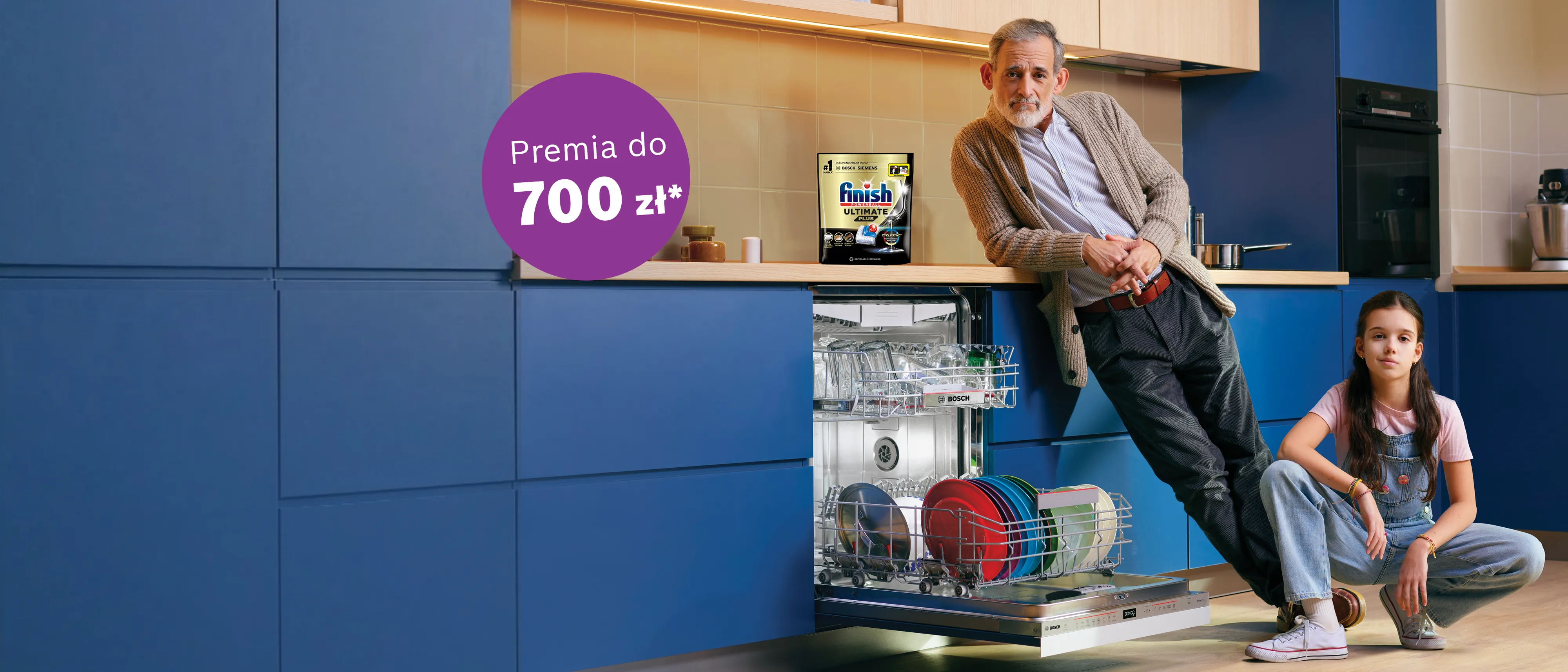 Mezczyzna i dziewczynka w kuchni, obok otwarta zmywarka