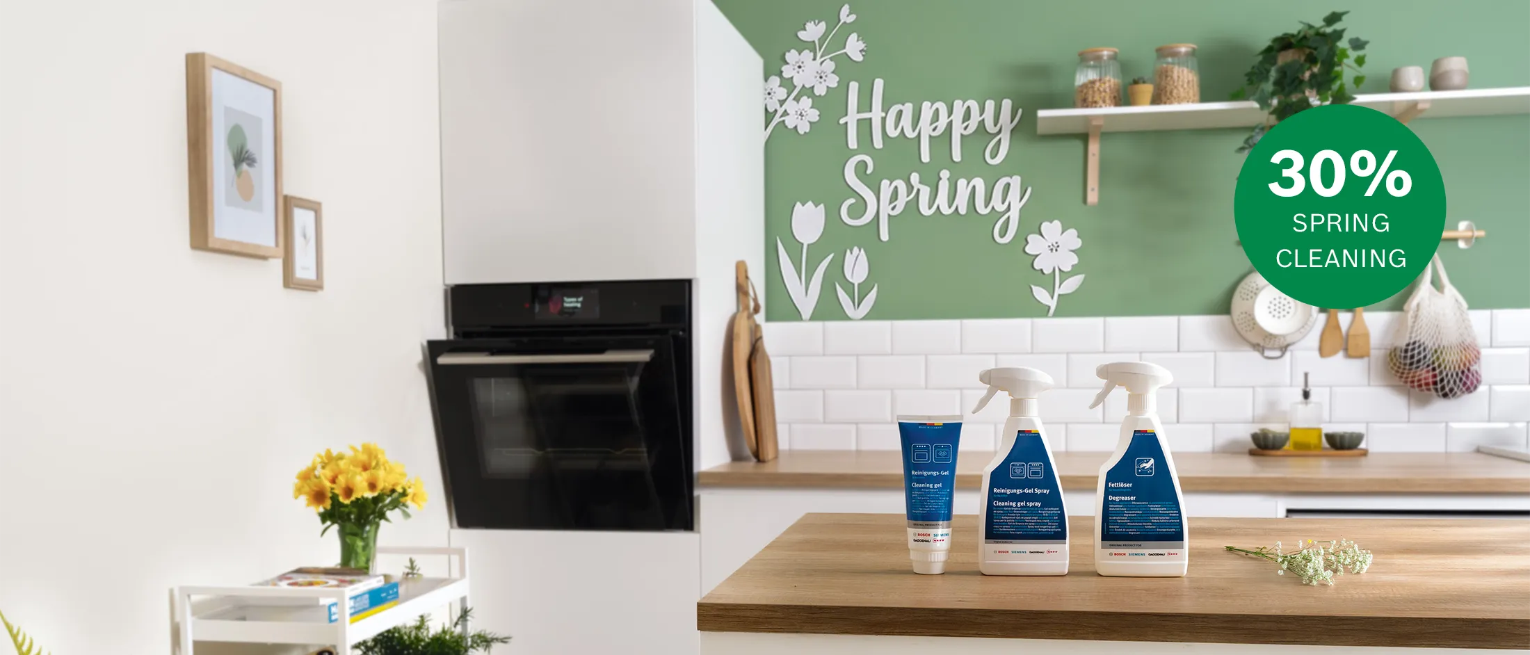 Rengöringsprodukter på köksön i ett ljust kök.