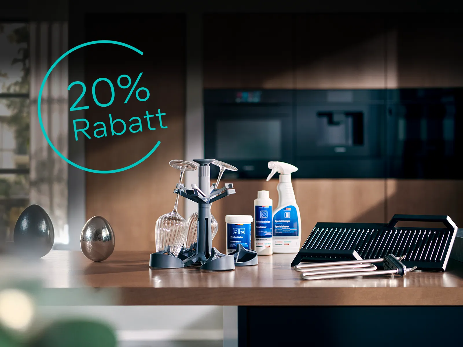 Auslage von Küchenreinigern und -utensilien auf einer Arbeitsplatte, mit einem auffälligen „Minus 20%“-Schriftzug in der Ecke.