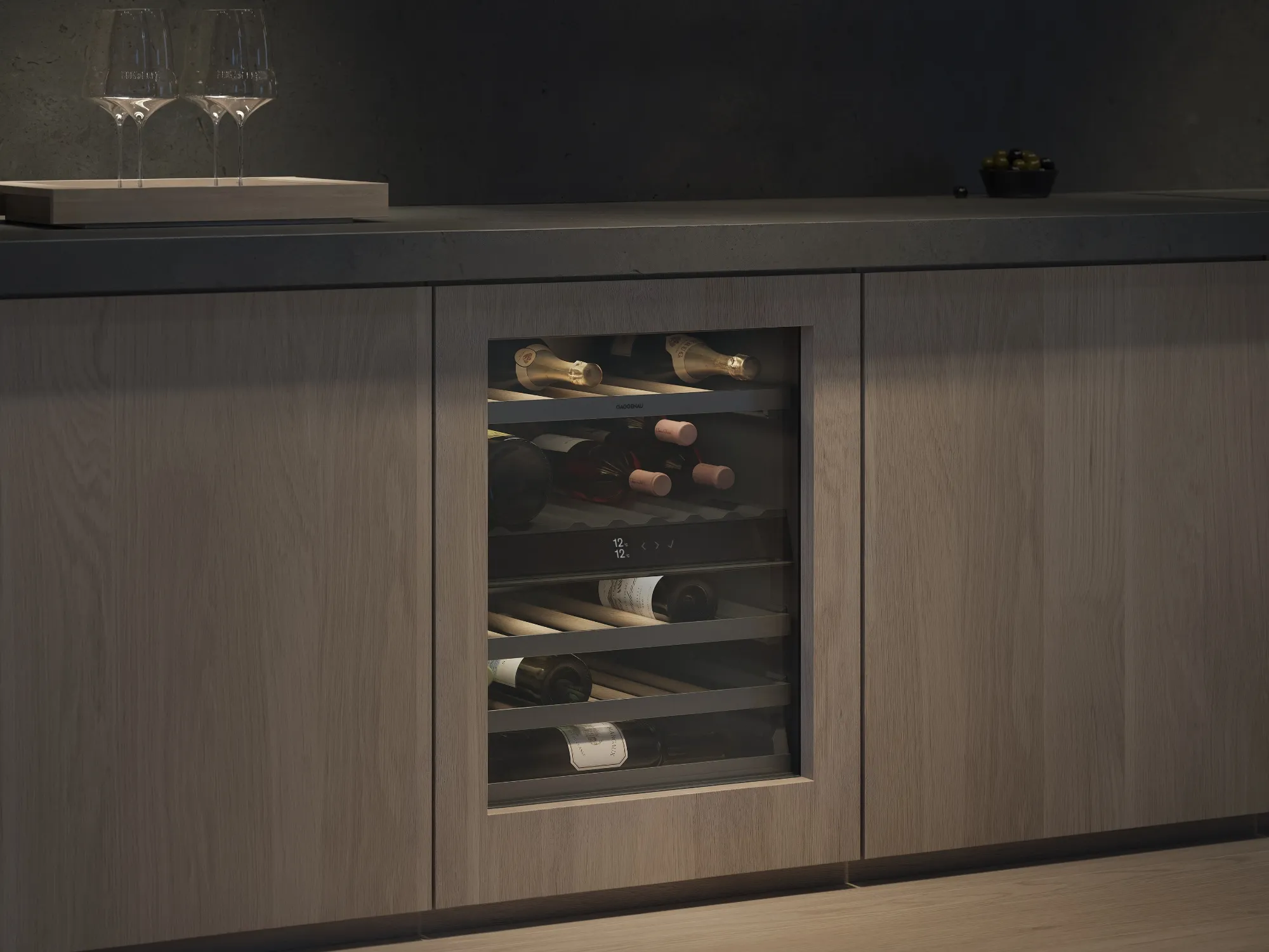 Ett vinskåp under disk från Gaggenau 200-serien i ett modernt lyxkök