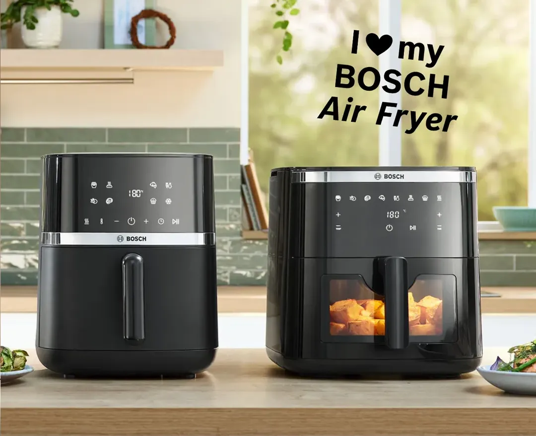 Friteuze cu aer cald Bosch pe blatul de bucătărie cu textul "I love my Bosch Air Fryer" peste imagine.