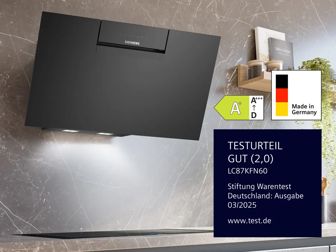 Eine elegante schwarze Dunstabzugshaube an einer Marmorwand mit Effizienzangaben und einer Digitalanzeige auf einem Tablet auf der Arbeitsplatte in der Nähe.