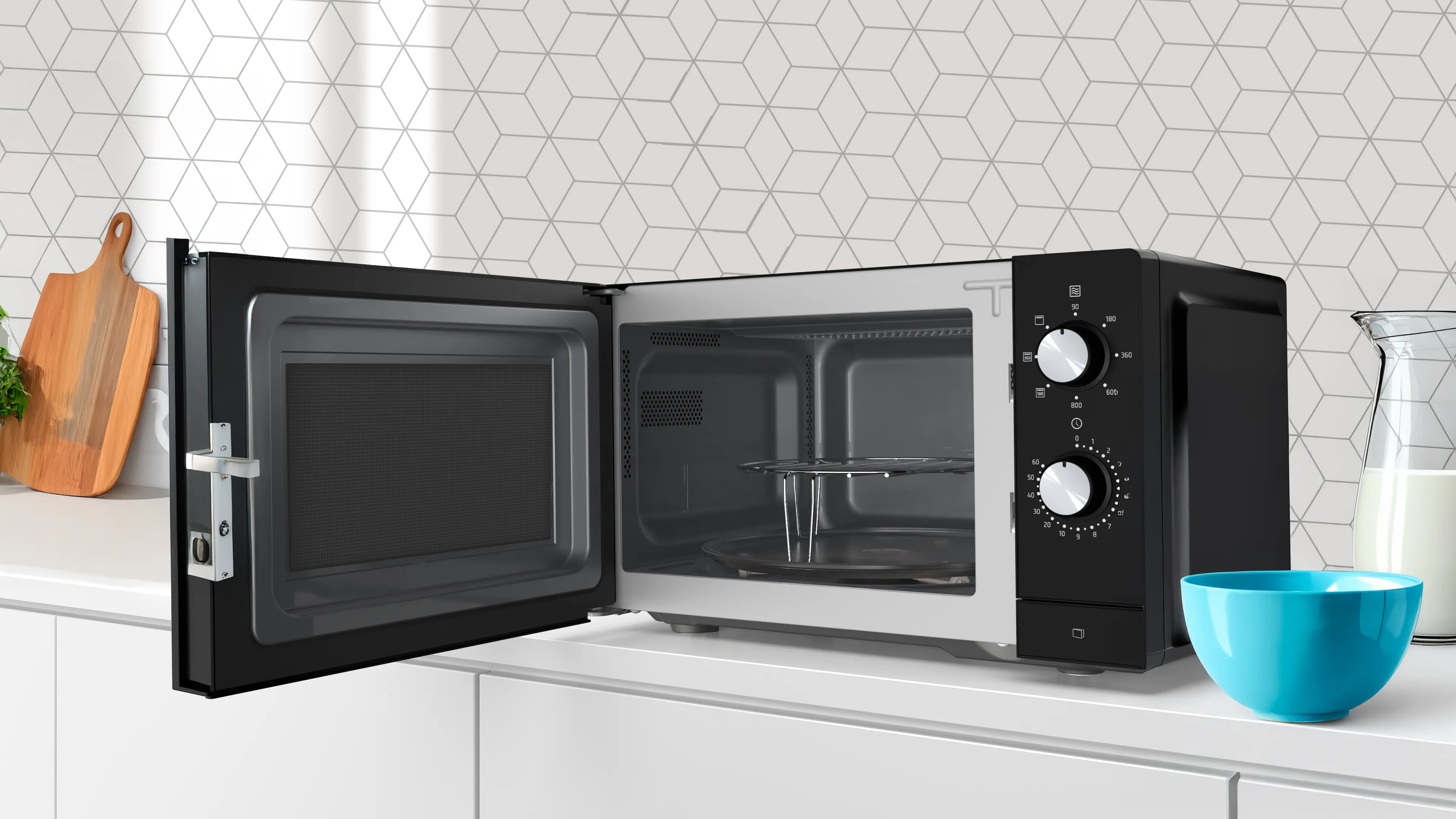 Microondas Balay de libre instalación negro sobre una encimera.