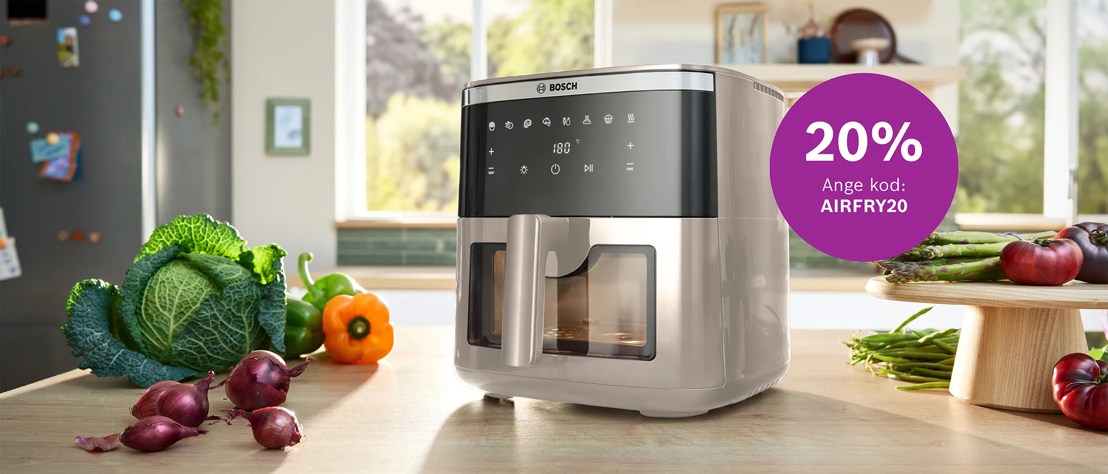 Bosch beige Air Fry på en köksbänk med färska grönsaker