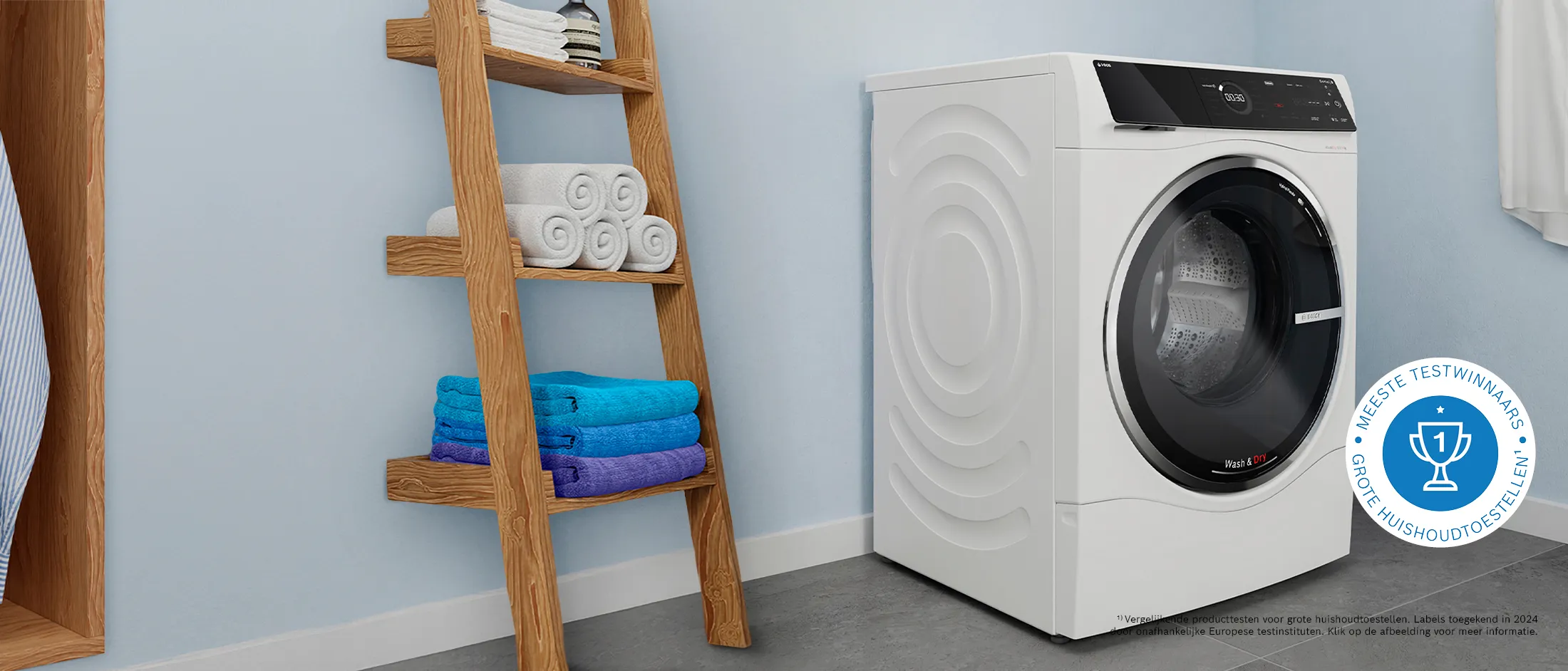 Een was-droogcombinatie in een lichte wasruimte naast een open kast met vers gewassen overhemden.