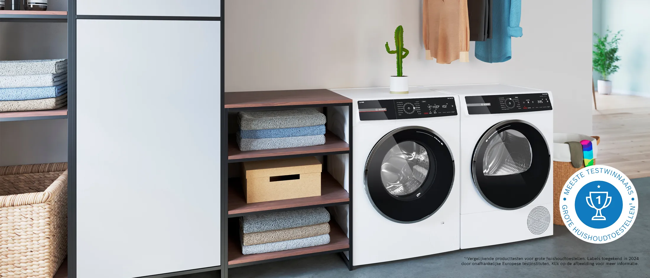 Bosch vrijstaande wasmachine naast een condensdroger in een moderne wasruimte.