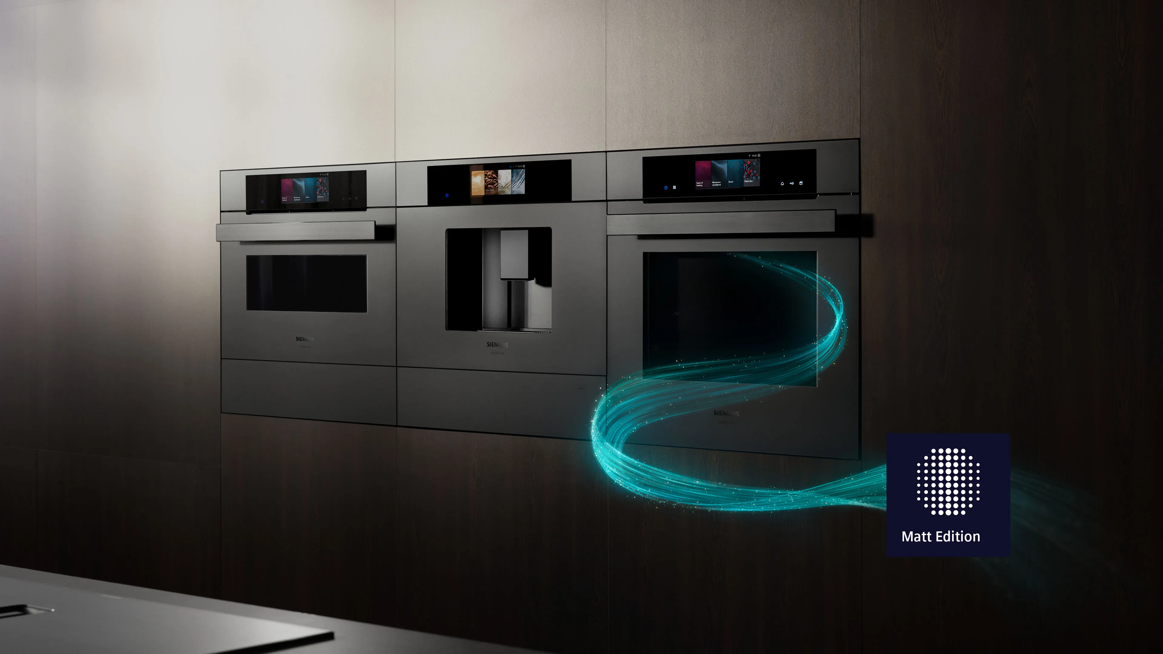 Tmavá kuchyňská linka značky Siemens.