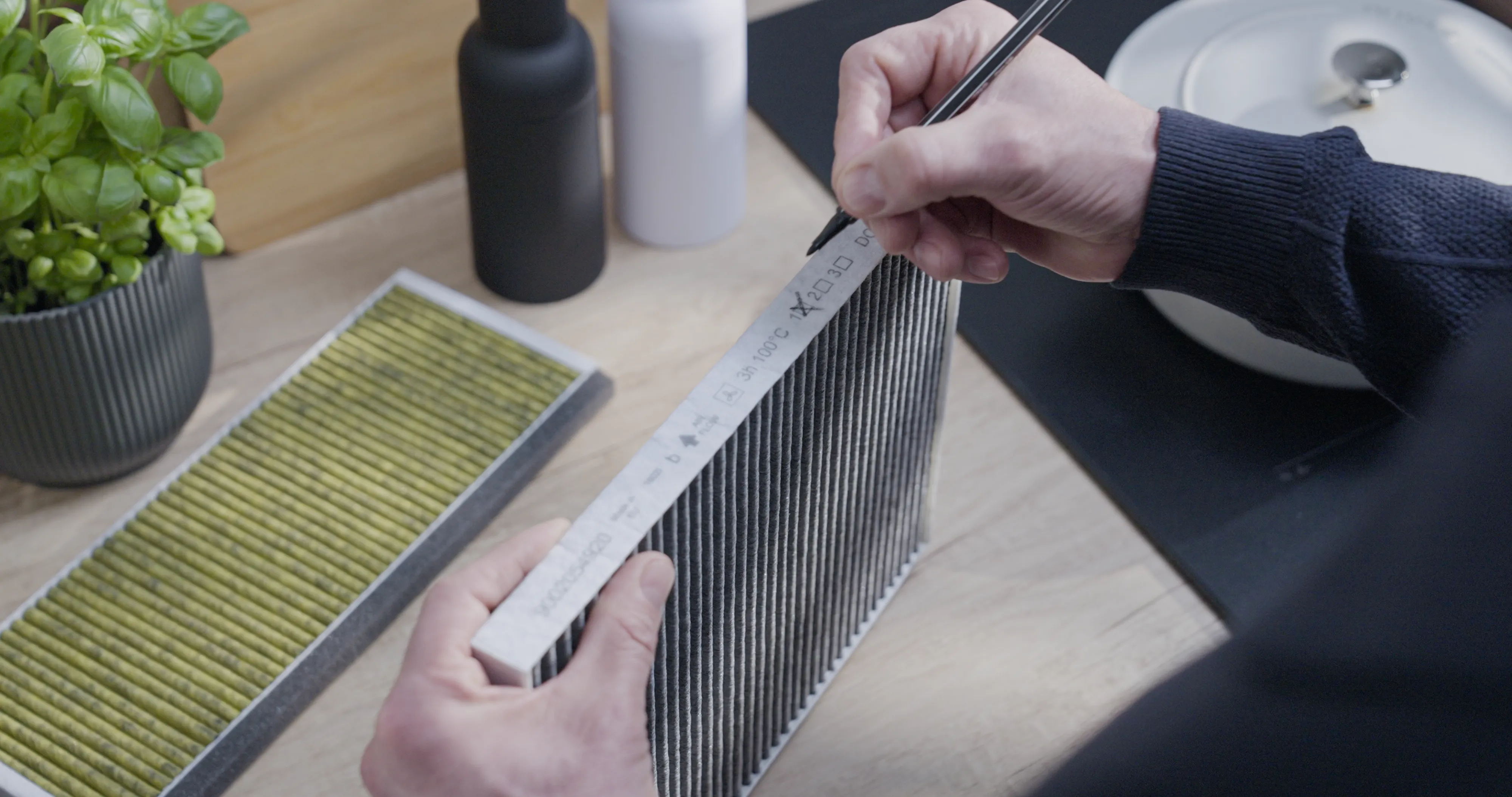 Henkilö asentamassa Long Life Clean Air -suodatinta Bosch-liesituulettimeen.
