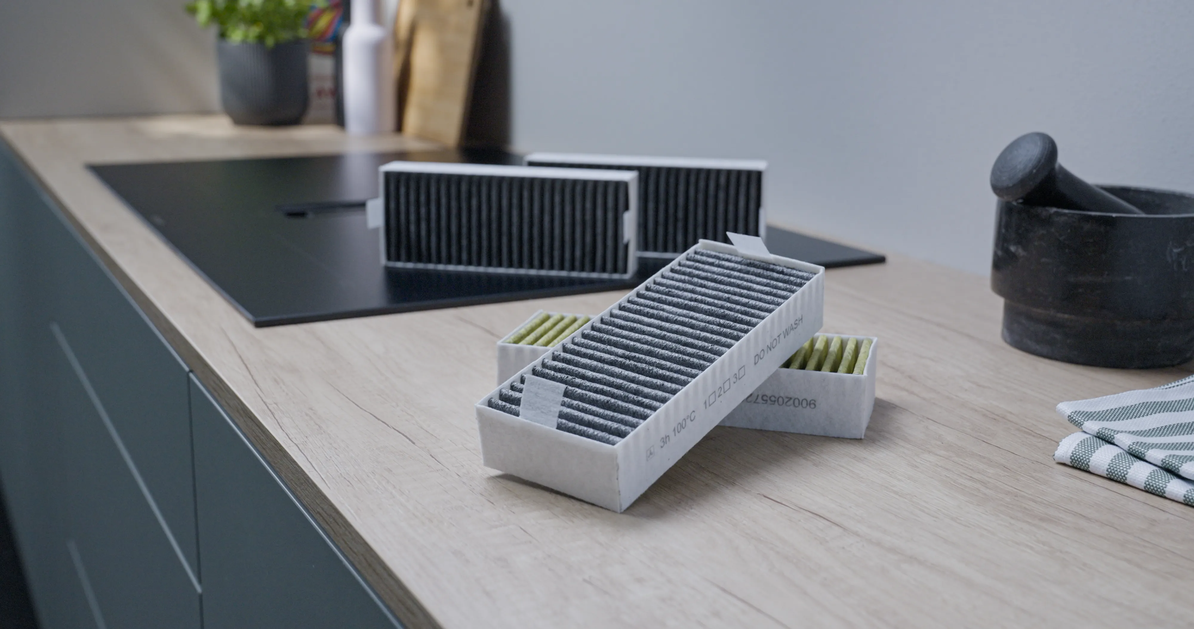 Bosch Clean Air -suodattimia keittiön työtasolla. Taustalla näkyy tumma keittotaso.