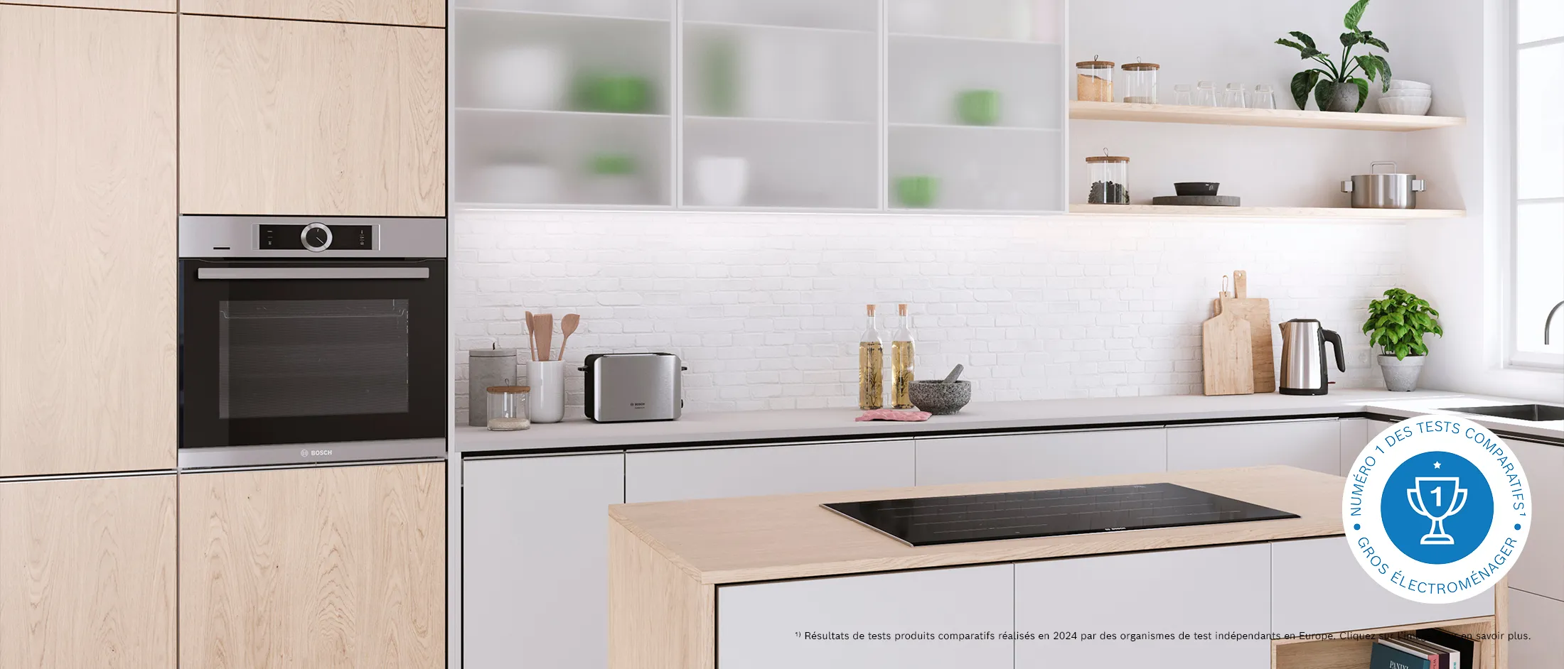 Un îlot avec une table à cuisson à induction dans une cuisine blanche et bois.