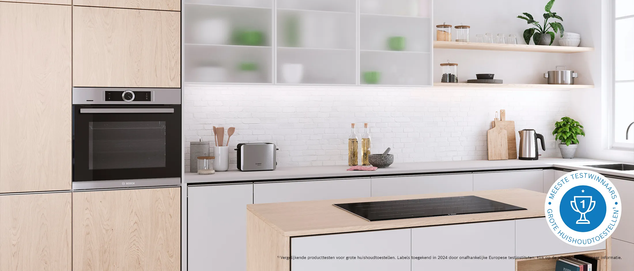 Moderne keuken met een Bosch inbouwoven, minimalistische houten kasten en een brede inductiekookplaat op het eiland.