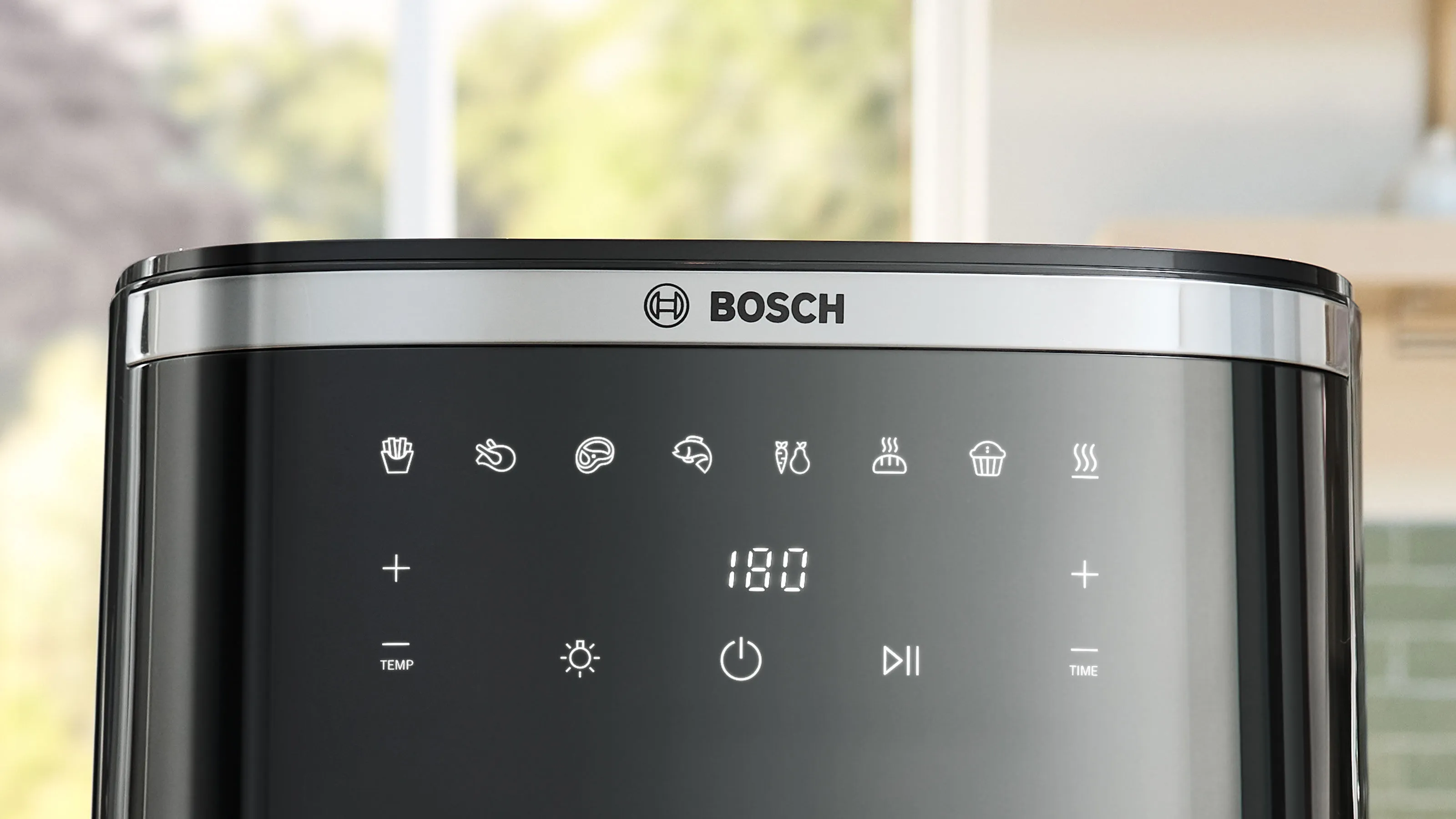 The 7 preset programmes on the Bosch Air Fryer's easy-to-use touchscreen