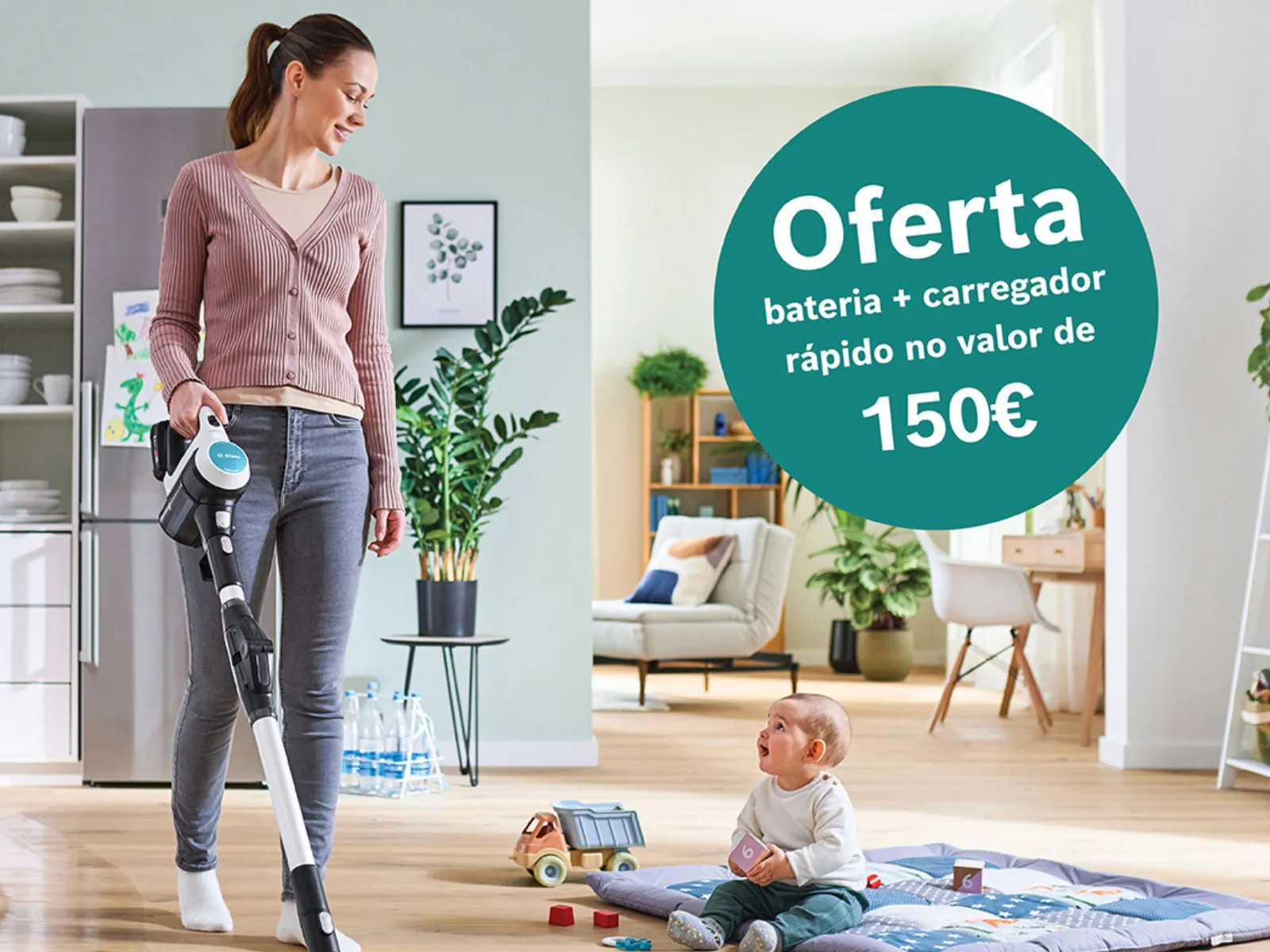 Uma mulher aspira uma sala de estar luminosa enquanto um bebé está sentado num tapete de brincar, com uma oferta promocional de bateria e carregador rápido no valor de 150€.
