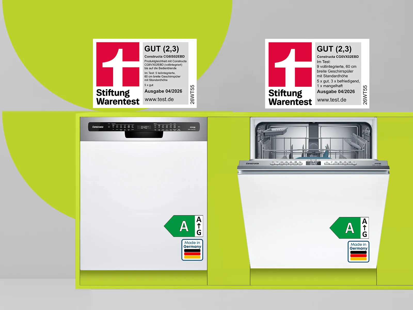Zwei weiße Geschirrspüler, einer offen. Beide mit Stiftung Warentest-Siegel 'GUT (2,3)' und Energieeffizienzklasse A.