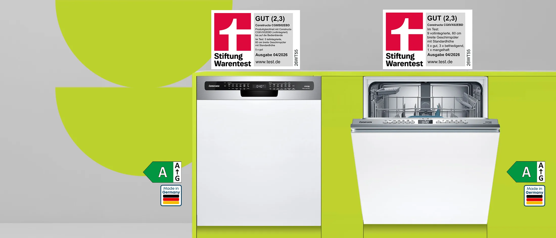 Zwei weiße Geschirrspüler, einer offen. Beide mit Stiftung Warentest-Siegel 'GUT (2,3)' und Energieeffizienzklasse A.