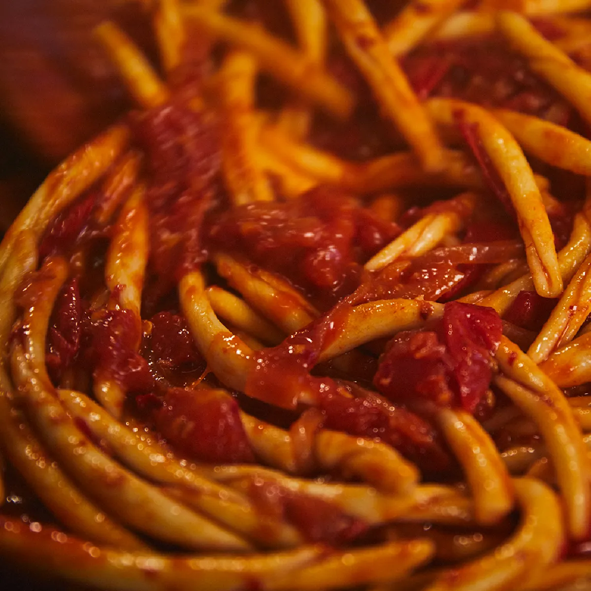 Spaghetti con salsa di pomodoro e peperoncino rosso, vista ravvicinata del piatto.