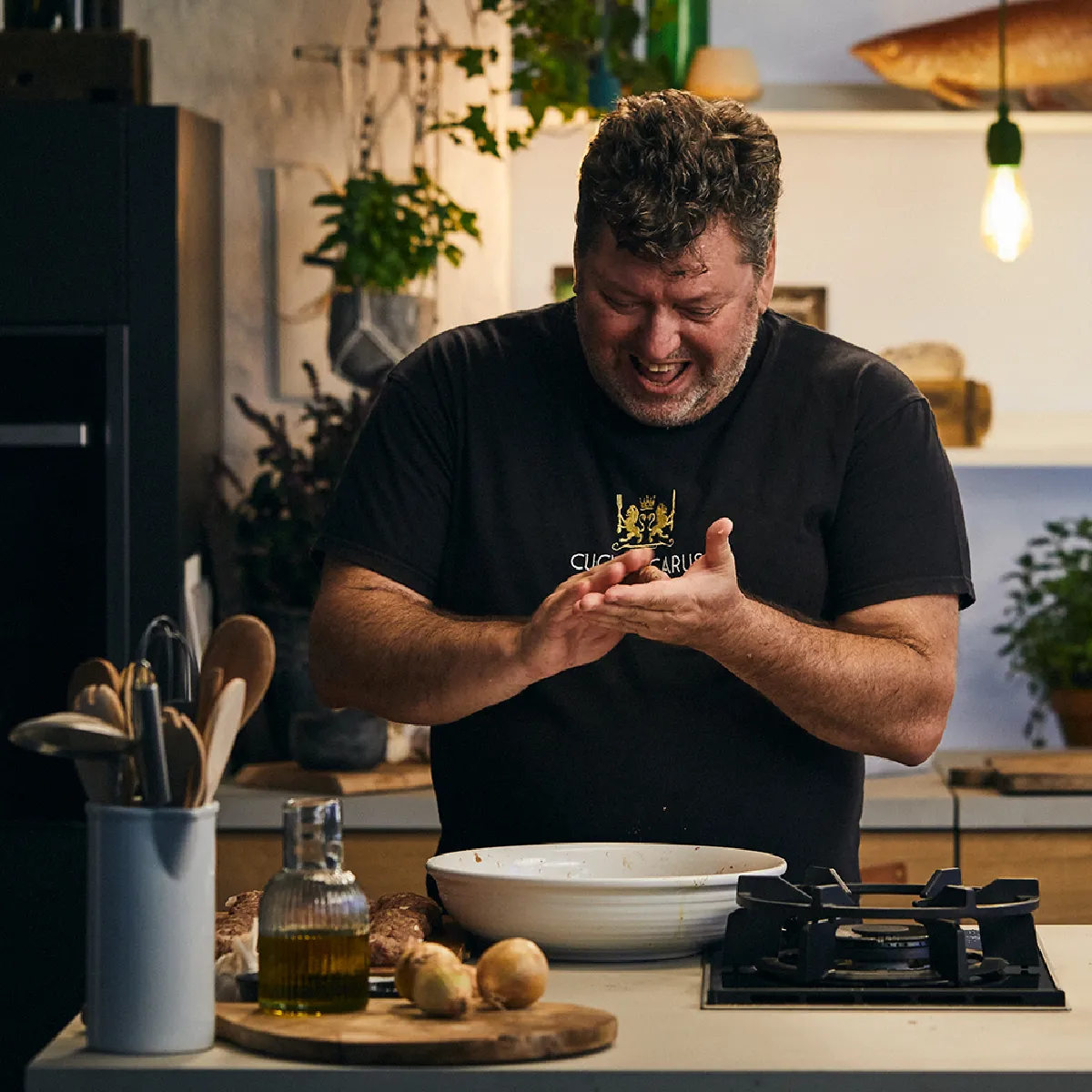 Uomo cucina in cucina, circondato da utensili da cucina e ingredienti.