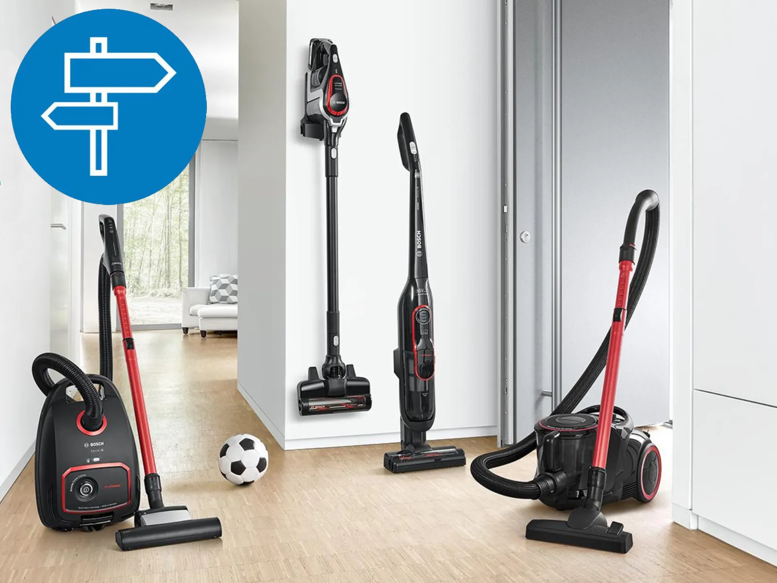 Vier unterschiedliche Bosch Staubsauger stehen in einem hellen Raum.