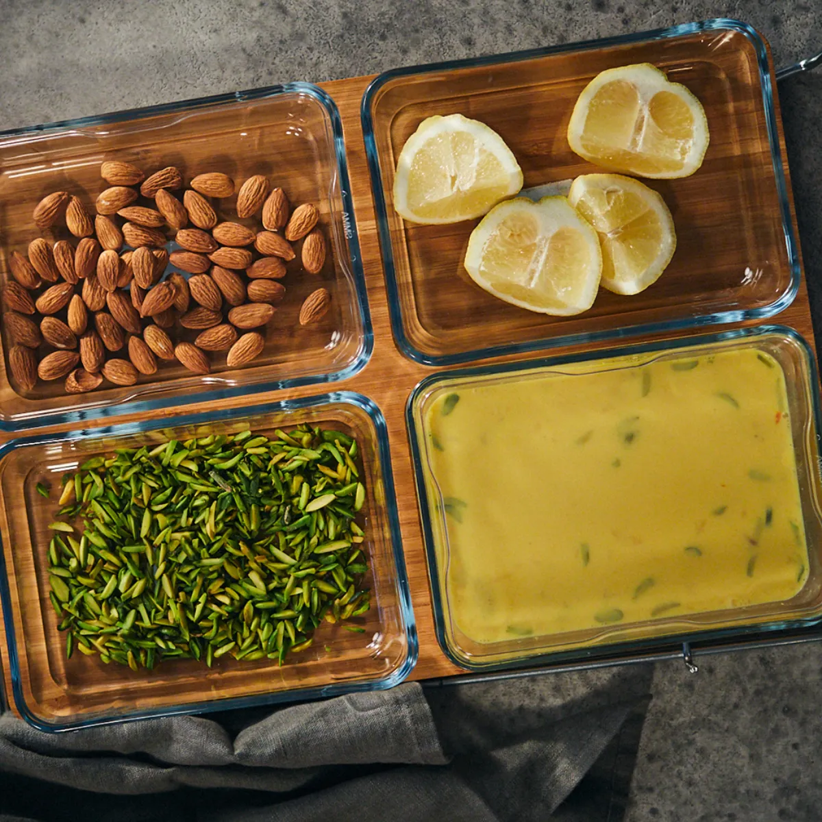 Preparare i pasti con mandorle, fette di limone, erbe aromatiche e salsa gialla o tuffo.