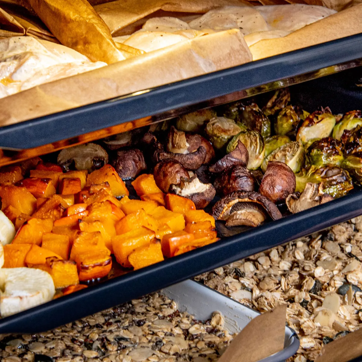 Teglie con verdure e cereali in forno su più livelli