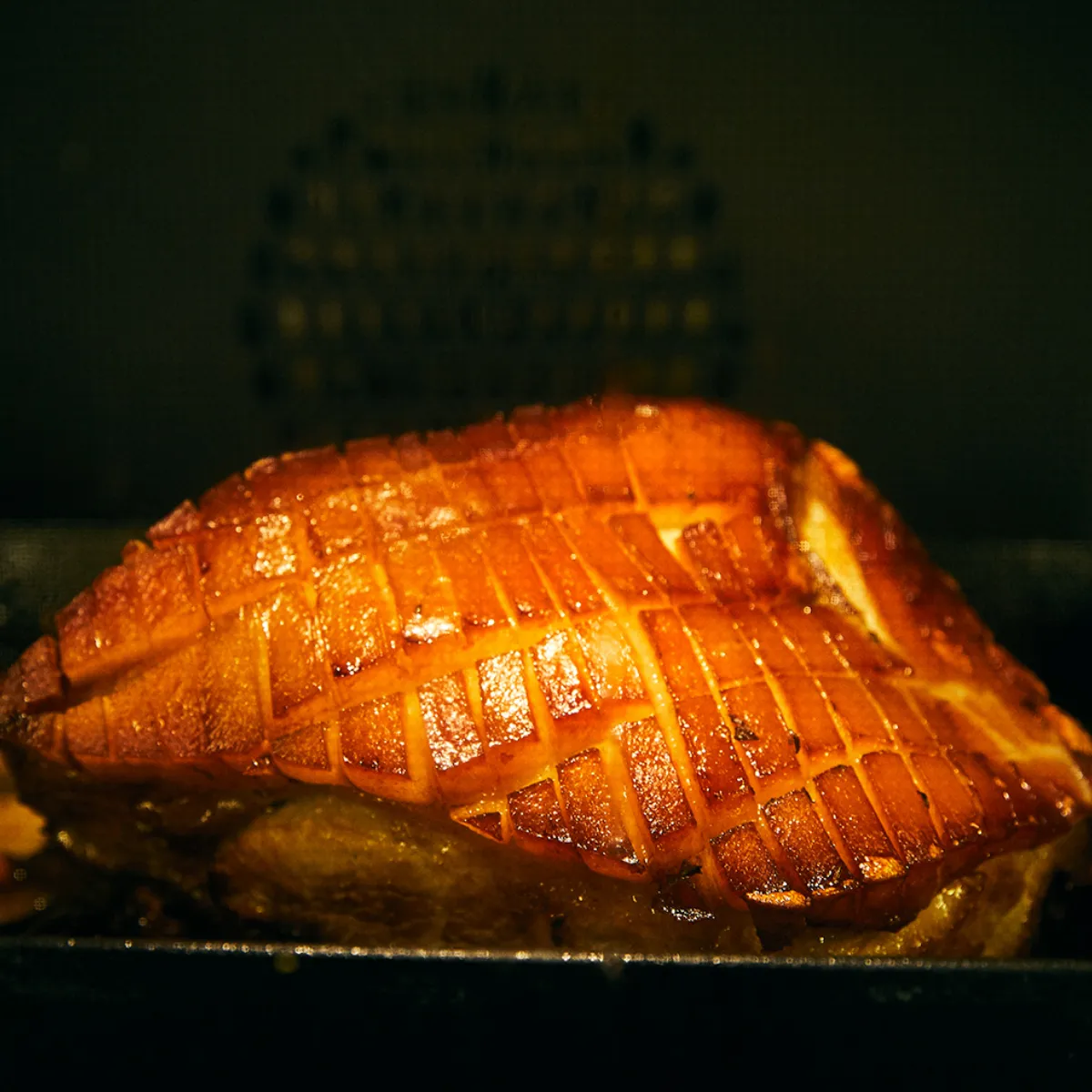 Arrosto di maiale con crosta incisa a quadretti in forno con contorno di verdure.