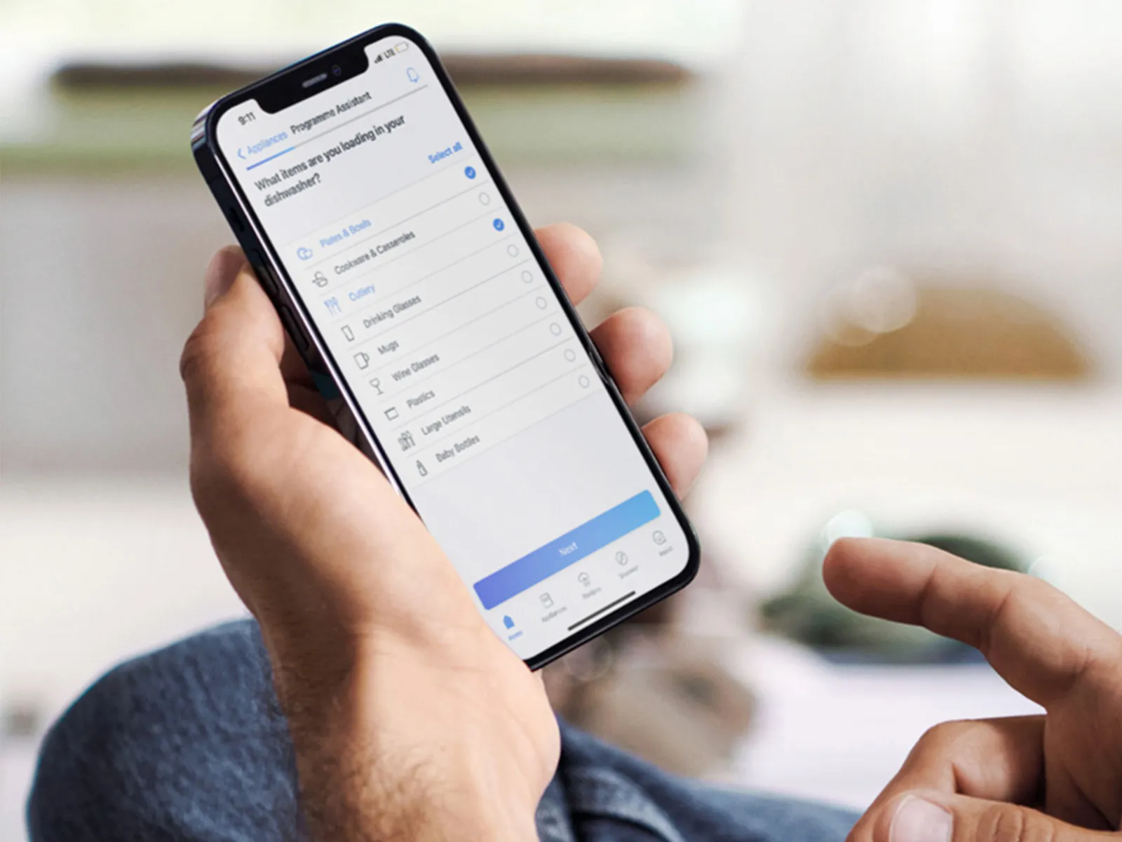Ein Smartphone in einer Hand. der Screen zeigt die Siemens Hausgeräte App