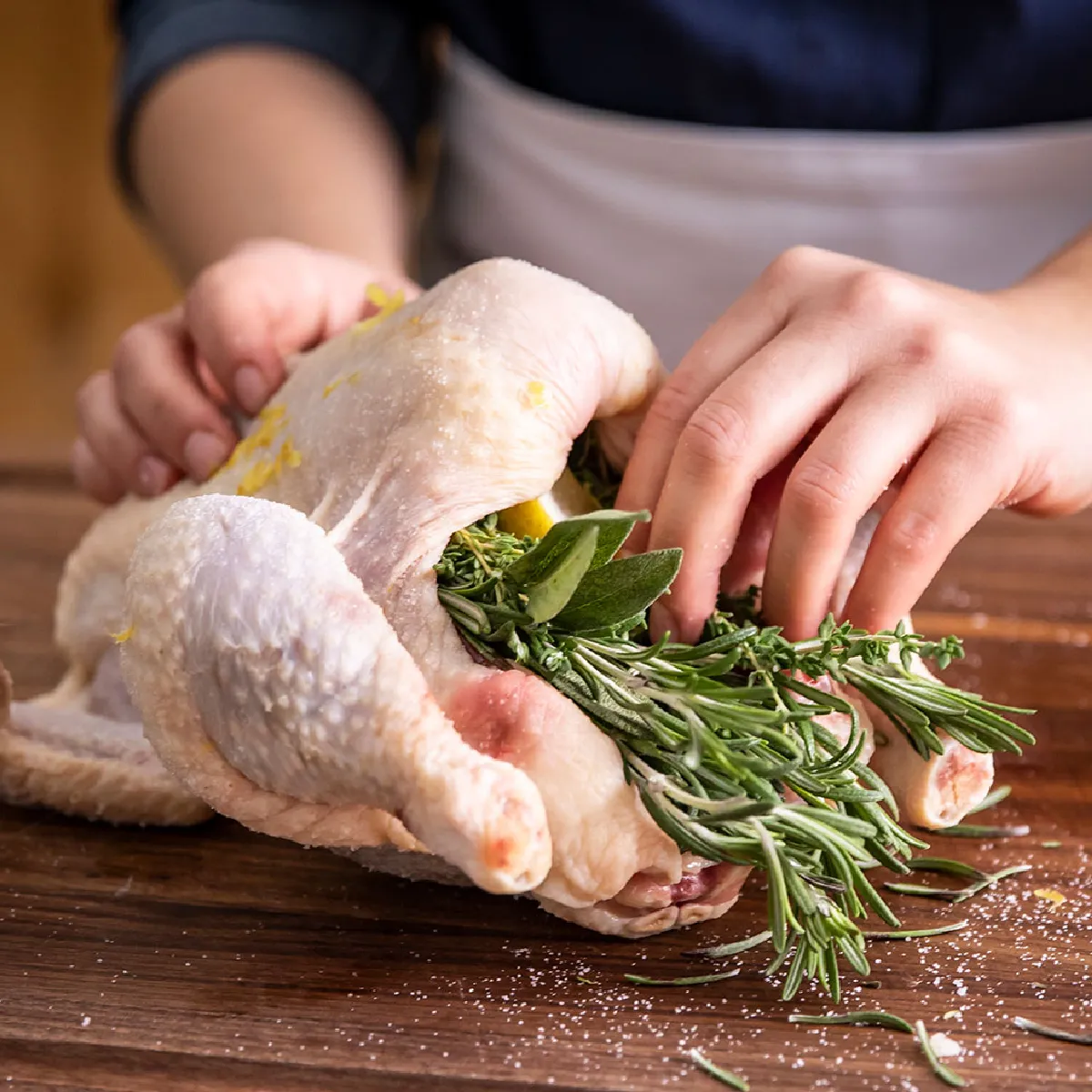 Pollo arrosto dorato con verdure miste su teglia, pronto per essere servito