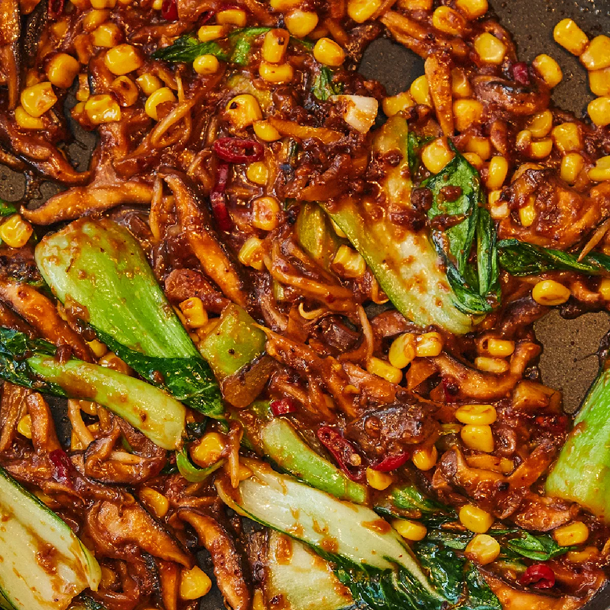 Verdura frittata piccante, mais e carne in salsa ricca e saporita.