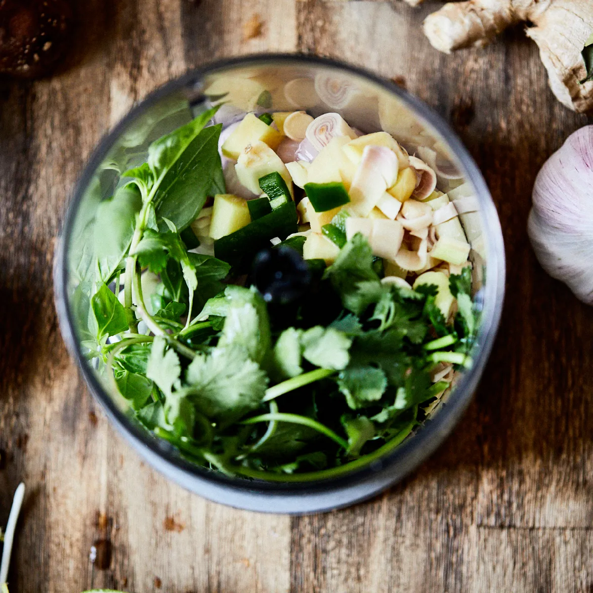 Insalata ciotola con verdi freschi, mais e altre verdure su un tavolo in legno rustico.