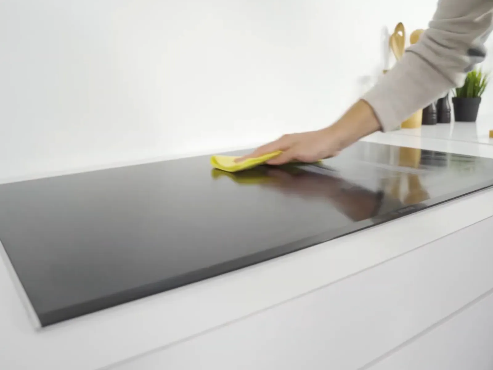 Anleitungsvideo: Glaskeramik-Pflegeset für Bosch Induktions- und Elektrokochfelder.