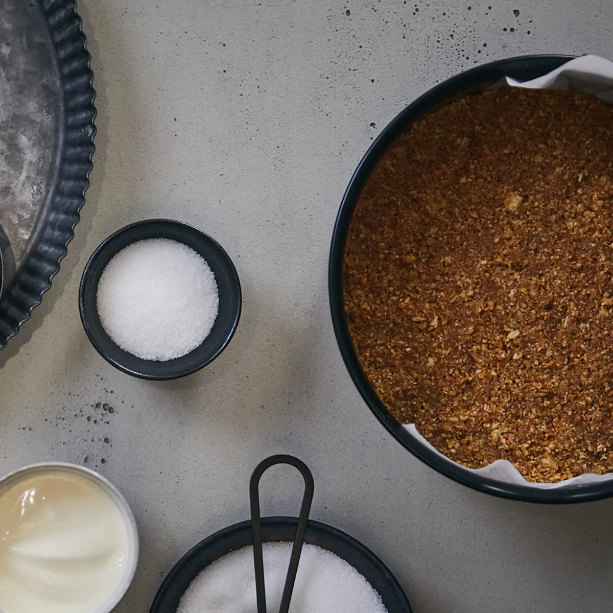 Υλικά ψησίματος: ξηροί καρποί, ζάχαρη, γιαούρτι, μείγμα. 