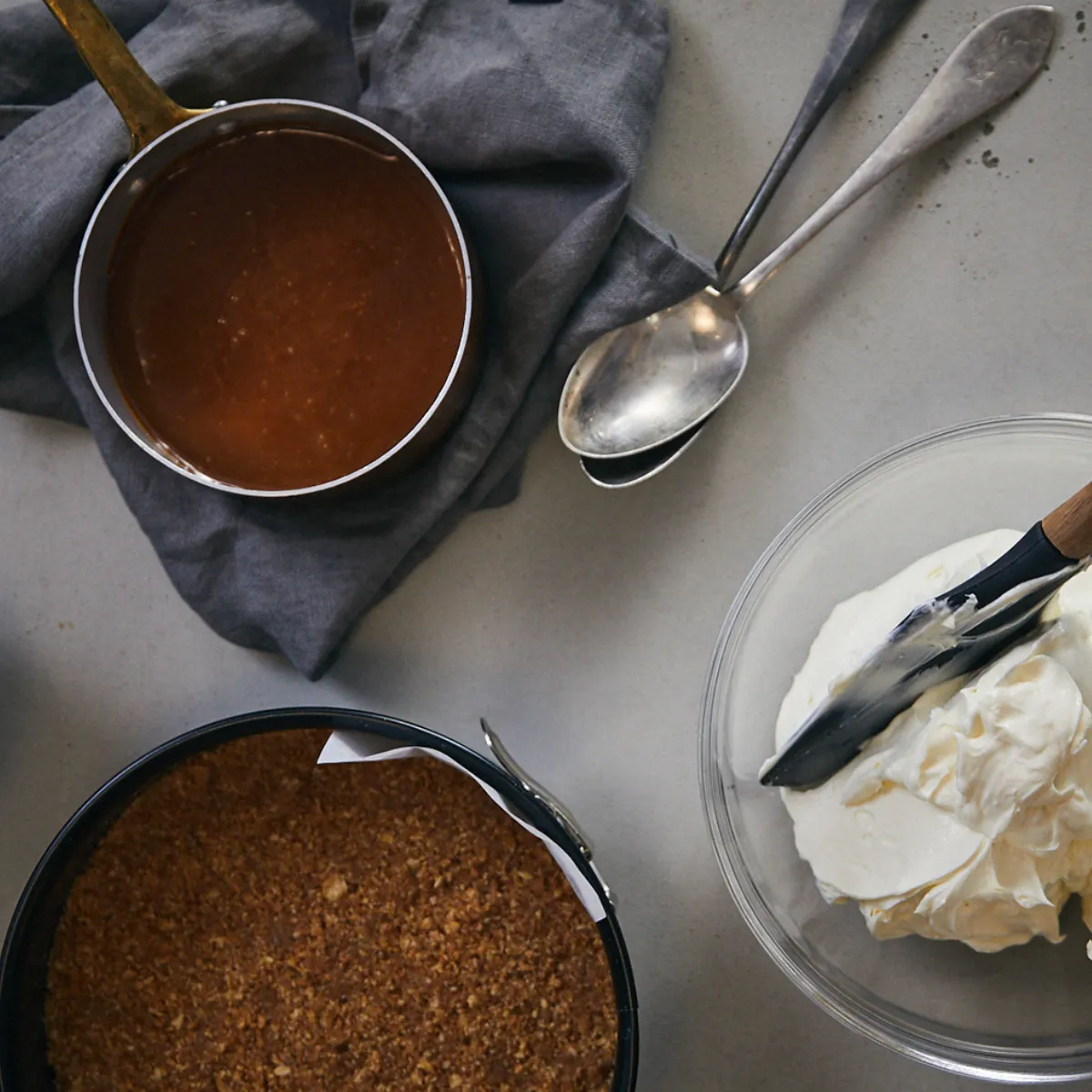 Υλικά γλυκού: τριμμένα μπισκότα, καραμέλα, κρέμα. 