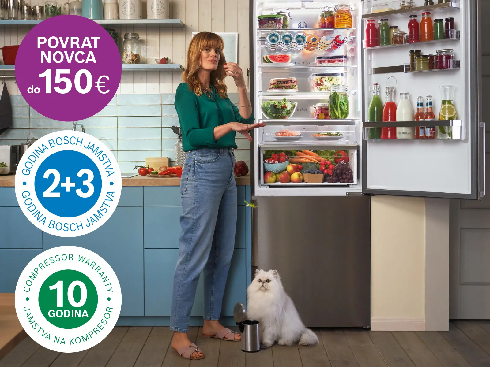 Ženska osoba stoji ispred hladnjaka punim namjernica. 