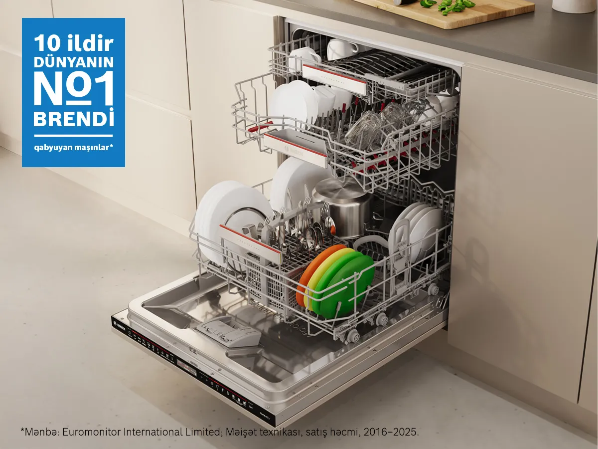 Bosch reklam banneri: müasir mətbəx fonunda böyük mavi “10” rəqəmi və “10 illik mühərrik zəmanəti” etiketini göstərən dizayn.