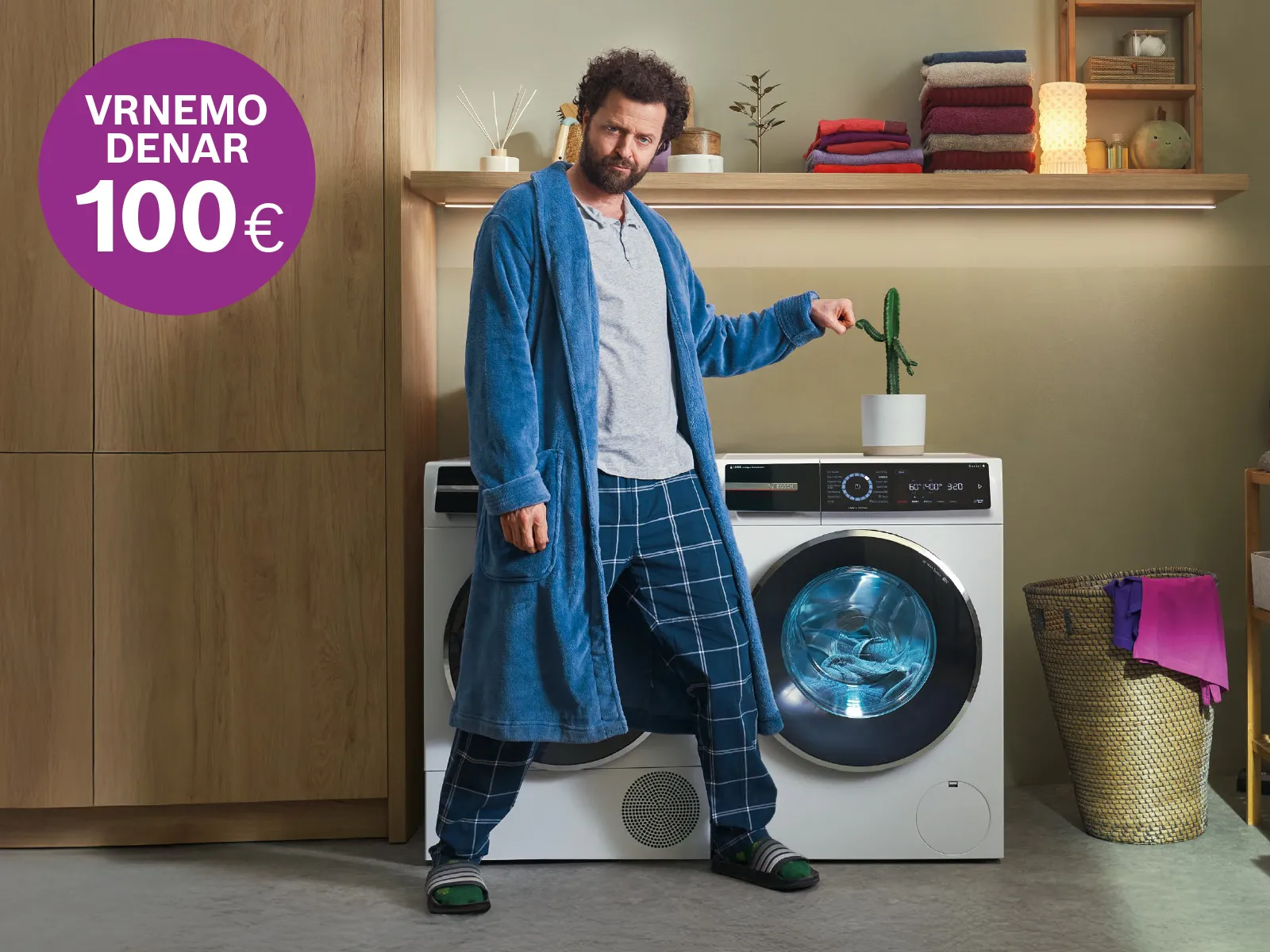 Moški v jutranjem plašču ob Bosch sušilnem stroju z značko vrnemo denar do 100 €.