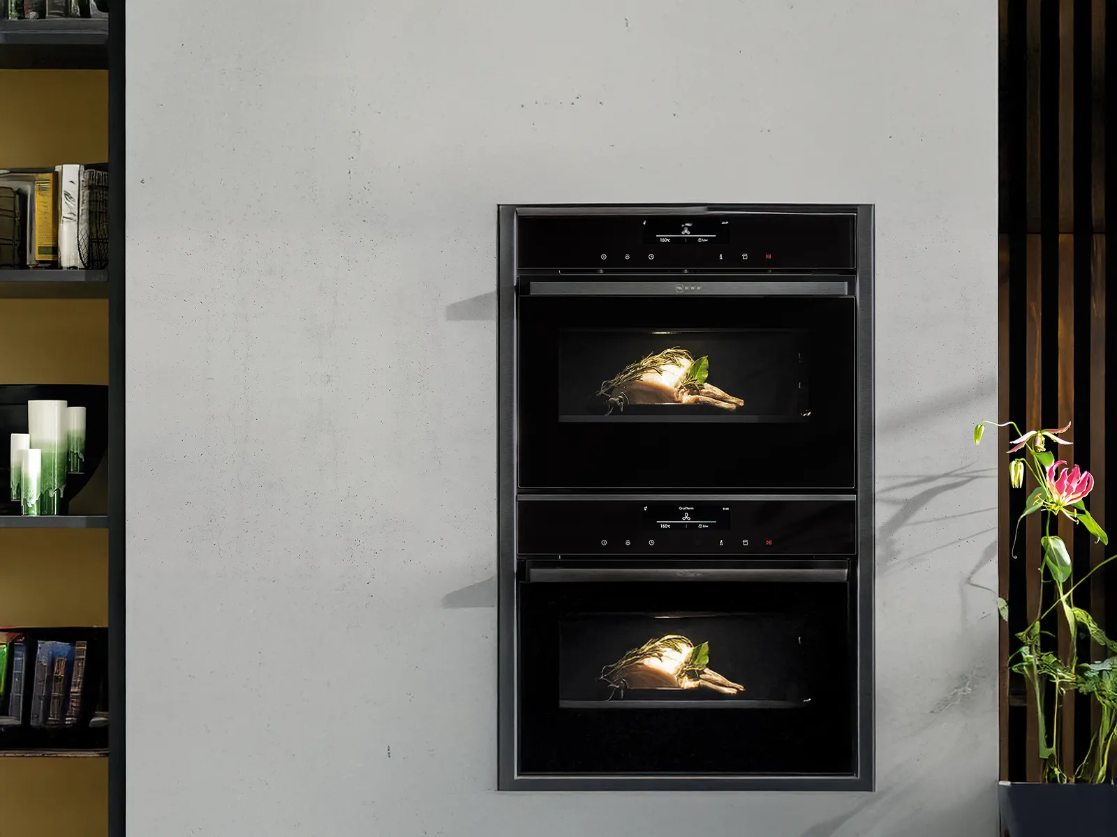 Interno moderno della cucina con forno, mensole e piante decorative.