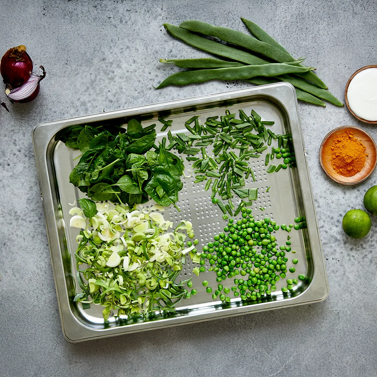 Verdure fresche, erbe e spezie su un vassoio di metallo - ingredienti di cucina sani.