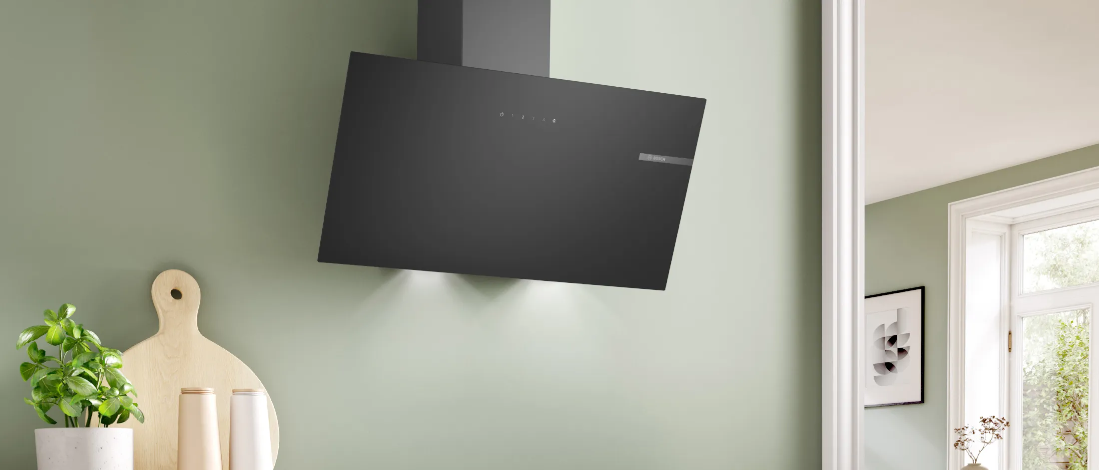 Cucina moderna con un elegante cappuccio nero, vapore che sale da una padella e controsoffitto in legno.