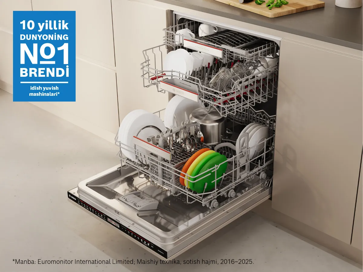 Баннер Bosch с эмблемой «10 лет гарантии на двигатель», наложенной на изображение современного интерьера с деревянным шкафом и бытовым прибором.