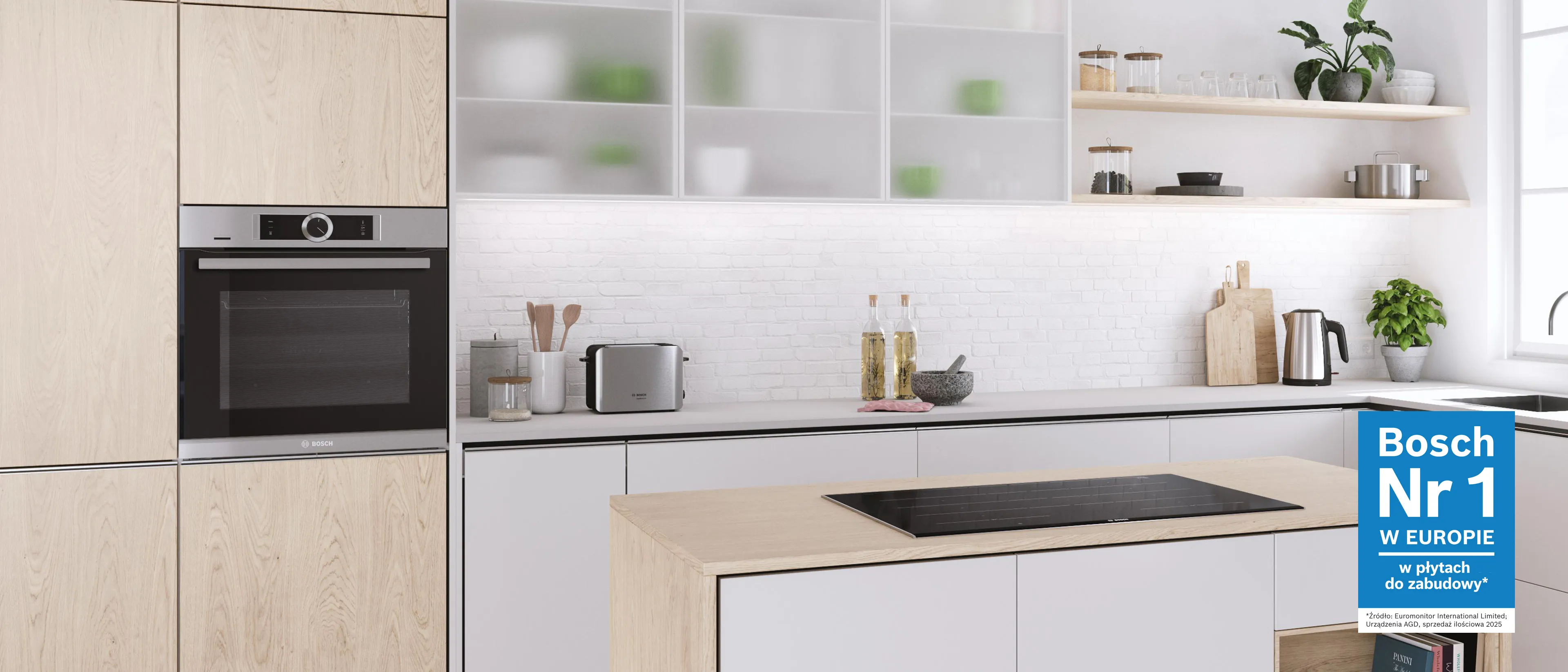 Wyspa z indukcyjną płytą grzewczą w białej kuchni z drewnianymi elementami.  