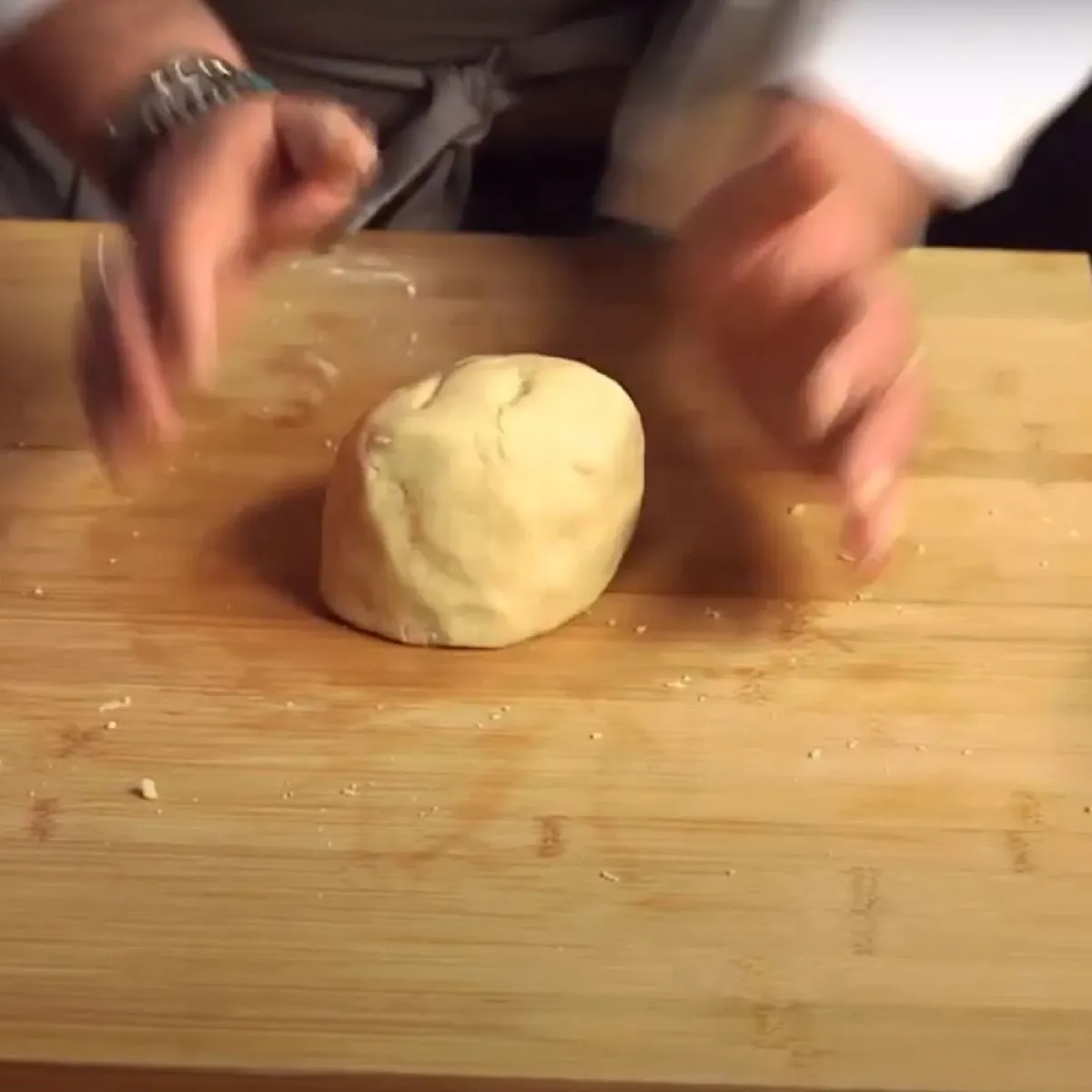 Qualcuno versando crema in una base crostata al forno